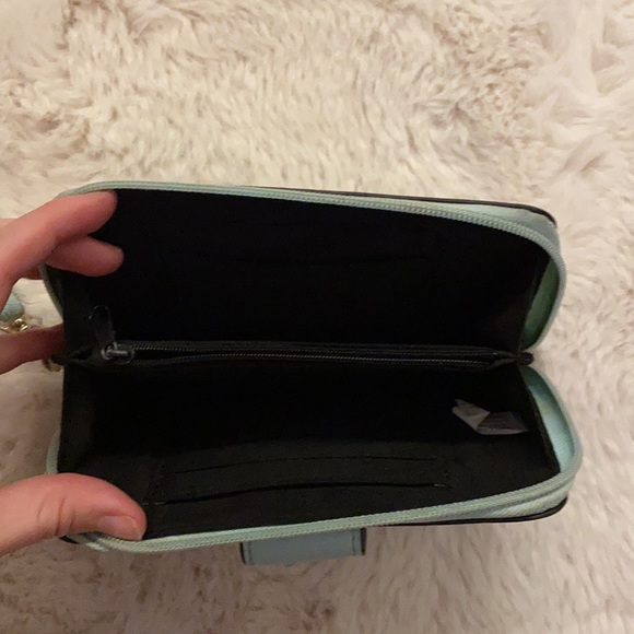 Guess Wallet - Picture 3 of 3